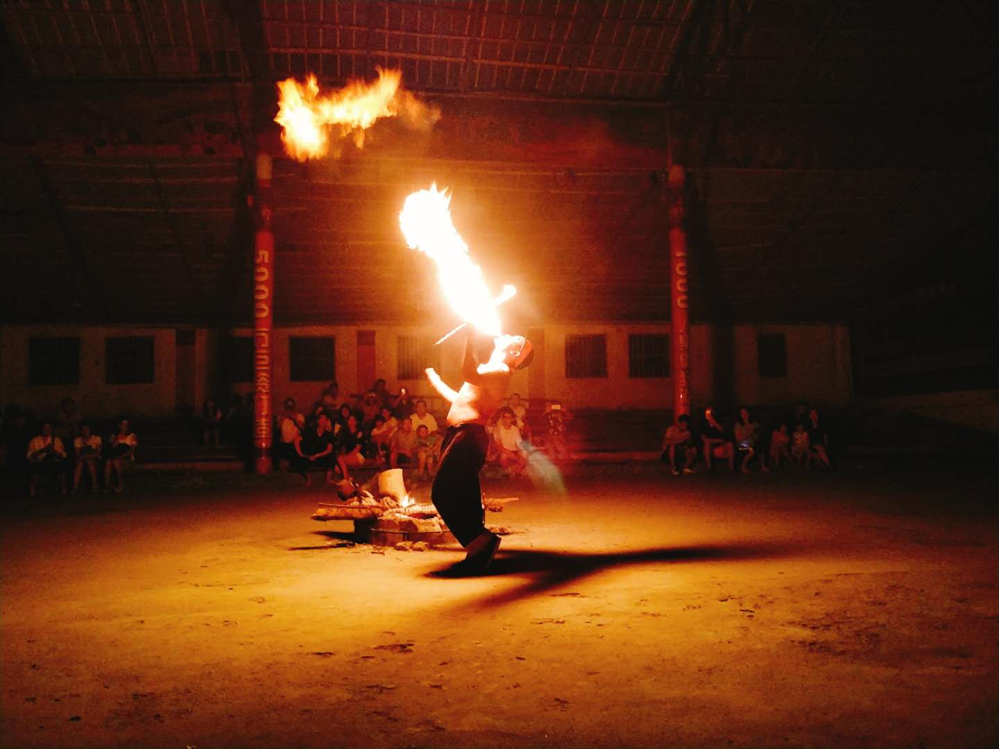 易網(wǎng)人參加瑤族篝火晚會