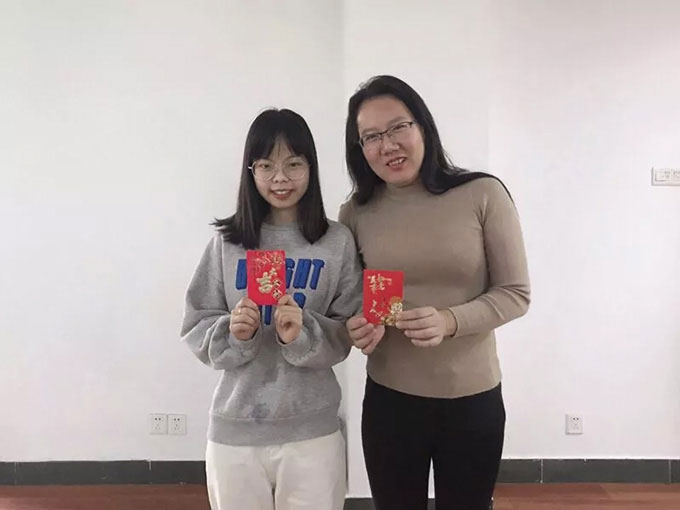 易網(wǎng)科技開展深圳東部華僑城2日團體游-頒獎小儀式